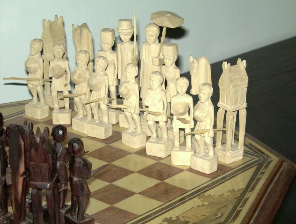 Echiquier malgache en bois sculpté vue sur les pions