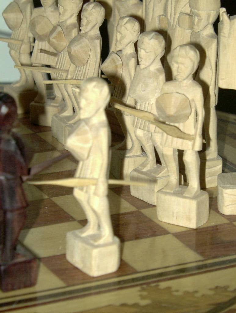Echiquier malgache en bois sculpté zoom sur les pions
