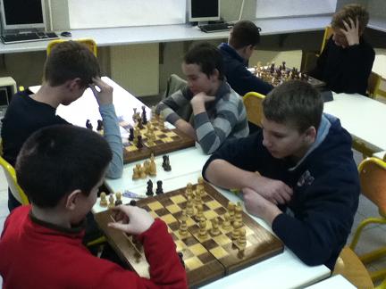 De jeunes joueurs d'échecs dans un club