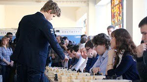 Magnus Carlsen joue une simultanée