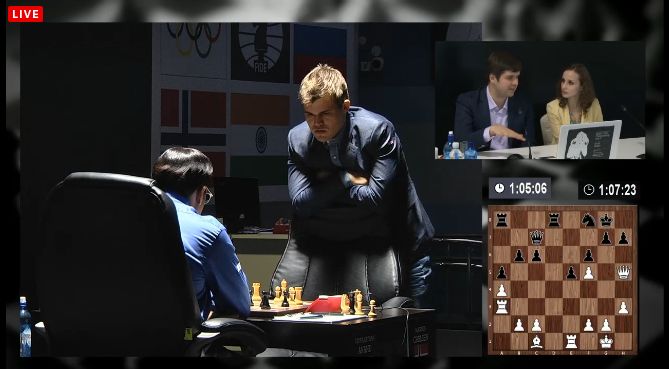 Magnus Carlsen débout 2eme partie du match contre Anand