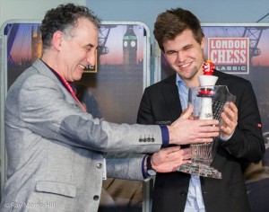 Magnus Carlsen reçoit le trophée du London Chess Classic 2015