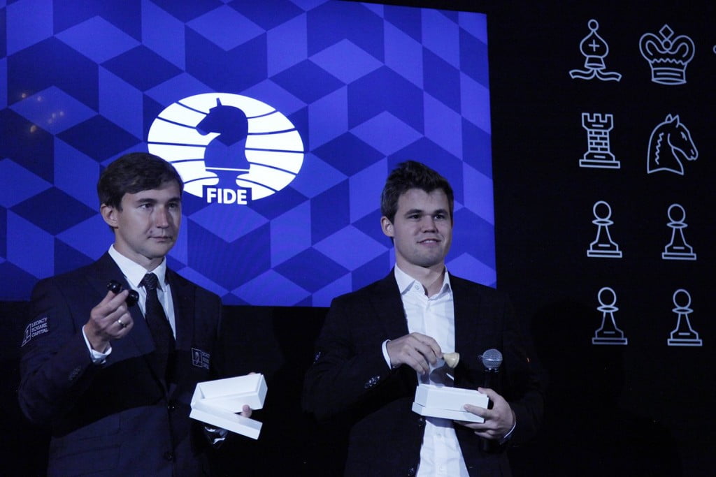 Magnus Carlsen et Sergey Karjakin pendant tirage des couleurs 2016