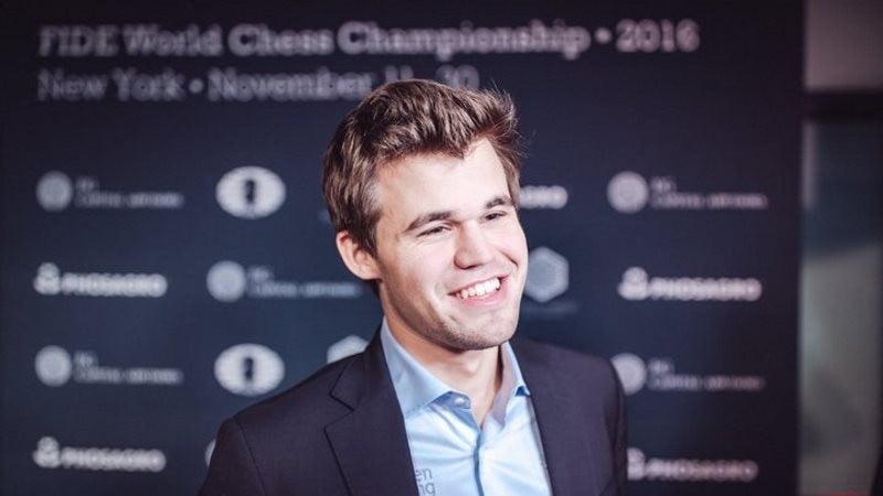 Carlsen Karjakin 2016 partie 10 sourire