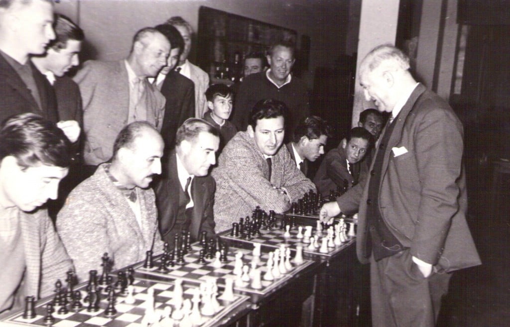 Miguel Najdorf joue simultanée échecs