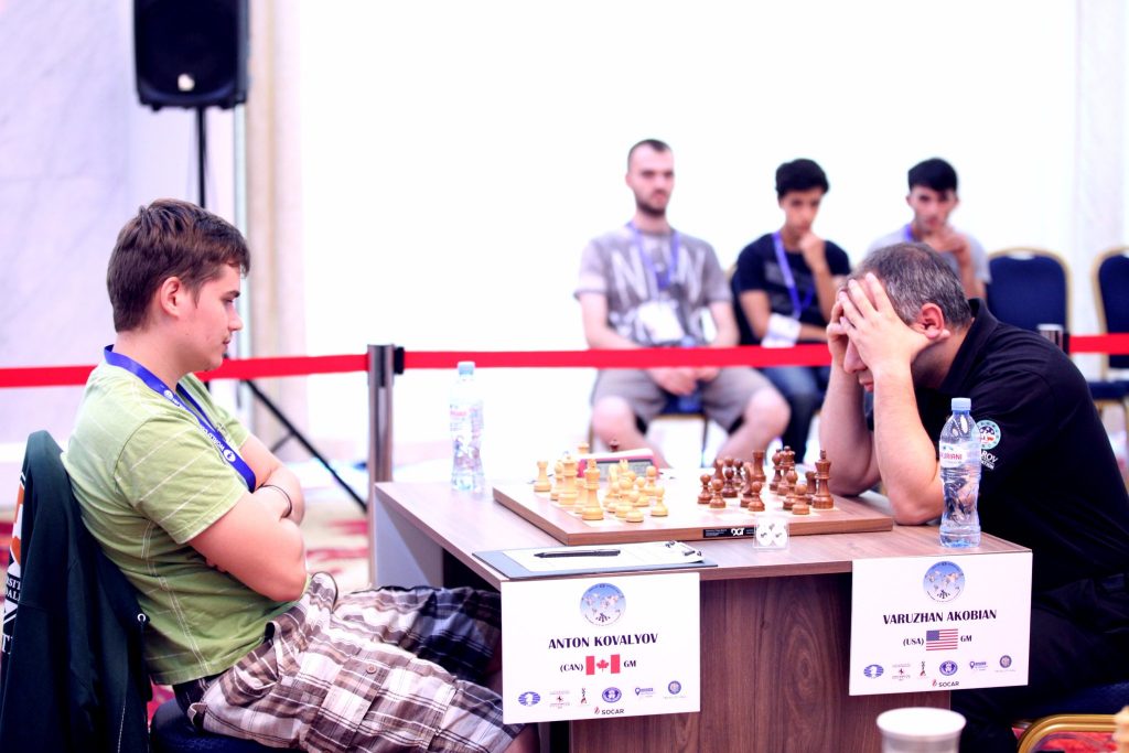 Coupe du monde d'échecs FIDE 2017 ronde 1 Anton Kovalyov en short