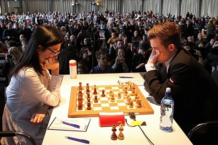 Grenke Chess Classic 2018 ronde 2 Hou Yifan-Carlsen