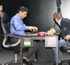 Anand ajuste les pièces partie 7 contre Carlsen