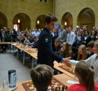 Magnus Carlsen en simultanée contre des enfants en Norvège