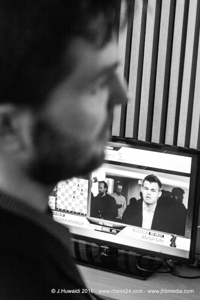 Norway Chess 2016 Ronde 3 Nils Grandelius observe Magnus Carlsen à la télévision norvégienne