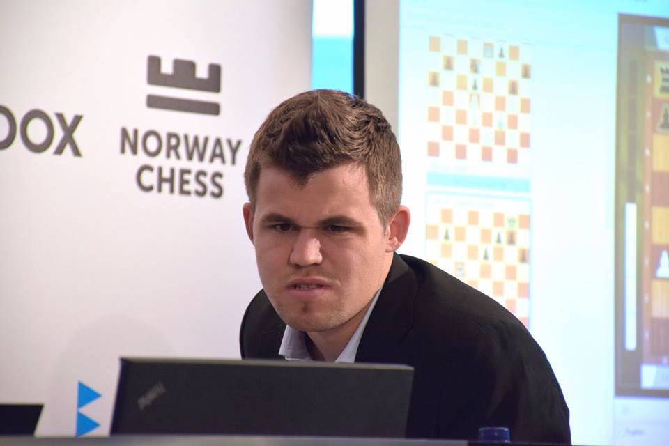 Norway Chess 2016 Ronde 4 Magnus Carlsen analyse réalise que ses chances de gain étaient faible