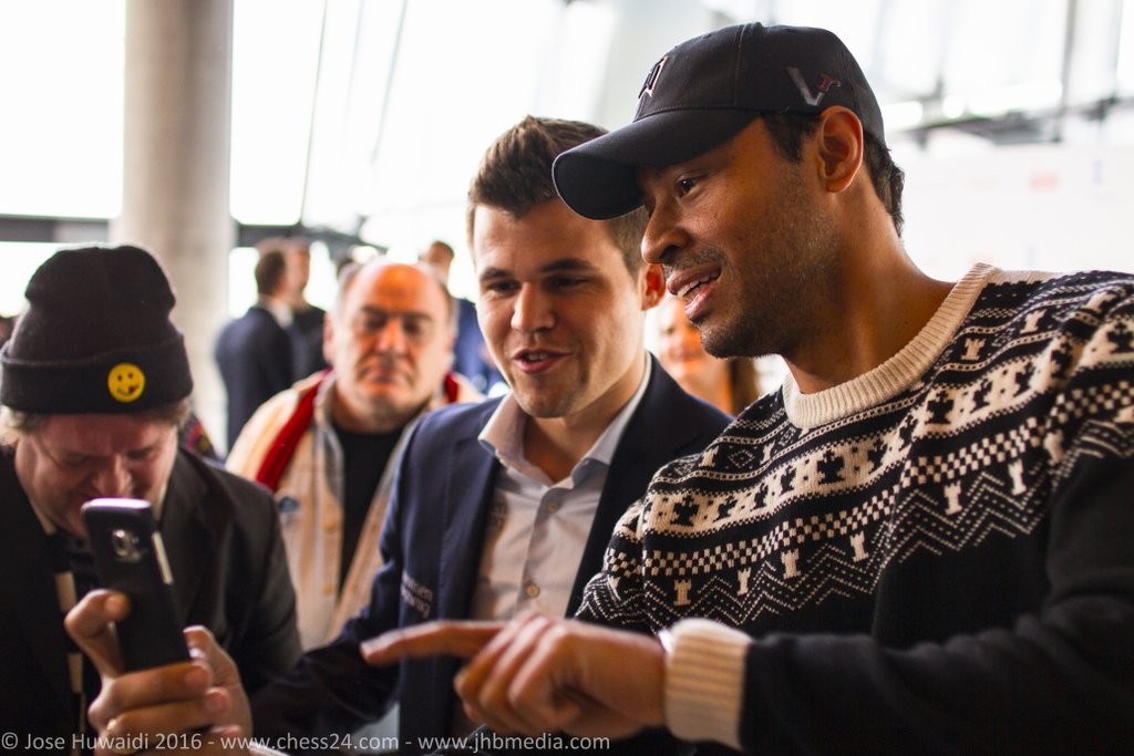 Norway Chess 2016 Ronde 9 Magnus Carlsen avec un fan après sa victoire