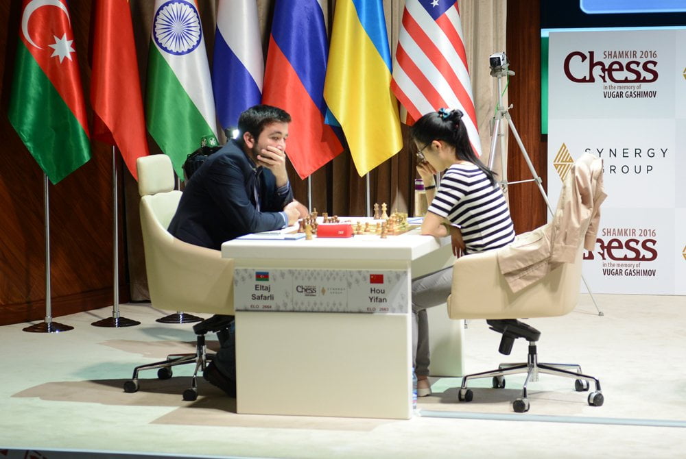 Shamkir Chess 2016 ronde 2 Hou Yifan cntre Eltaj Safarli