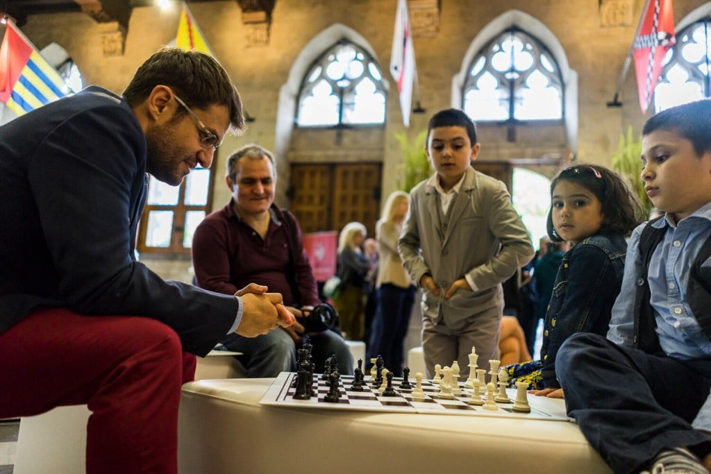 Levon Aronian joue aux échecs avec des enfants au Your Next Move à Louvain
