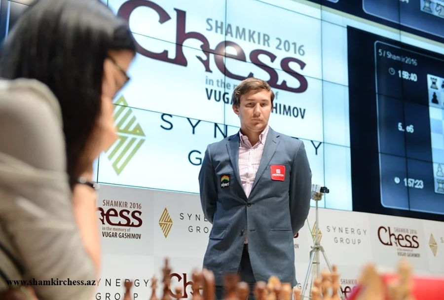 Shamkir Chess 2016 Ronde 8 Sergey Karjakin observe la partie de Hou Yifan