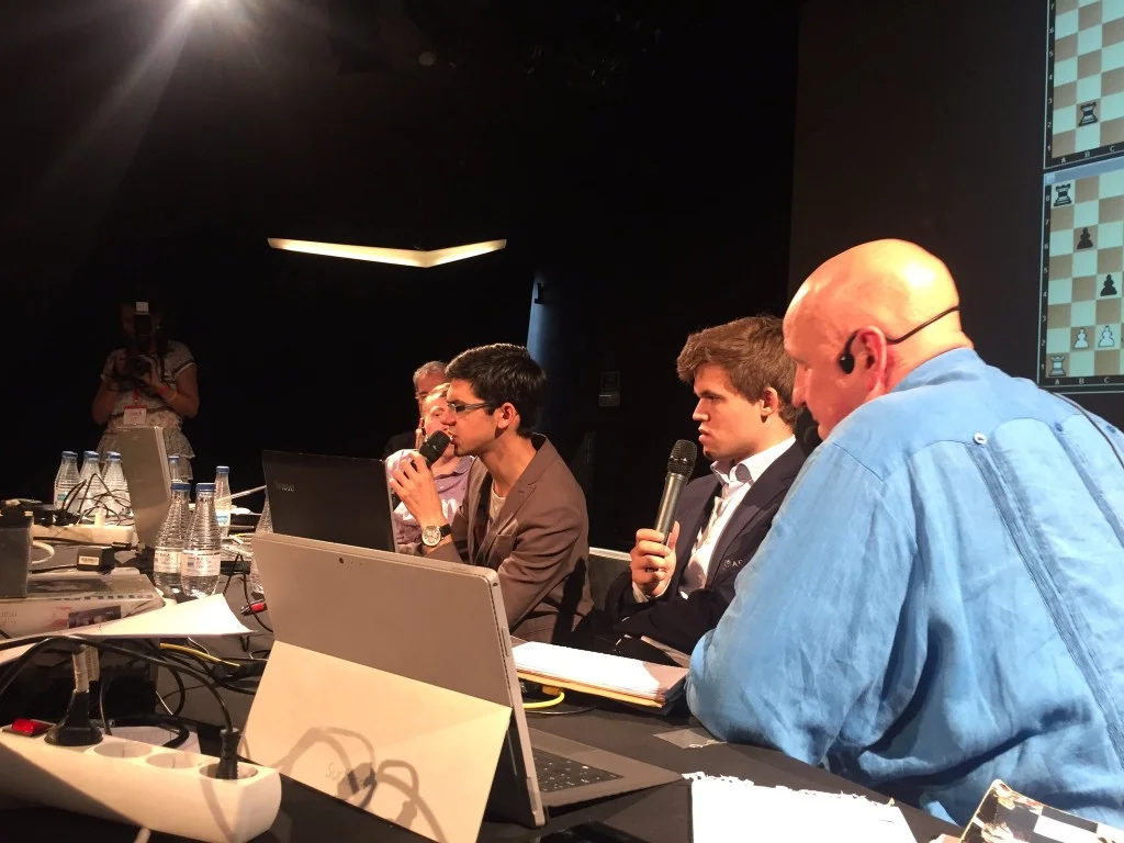 Bilbao Chess Masters 2016 Ronde 9 Magnus Carlsen et Anish Giri en analyse