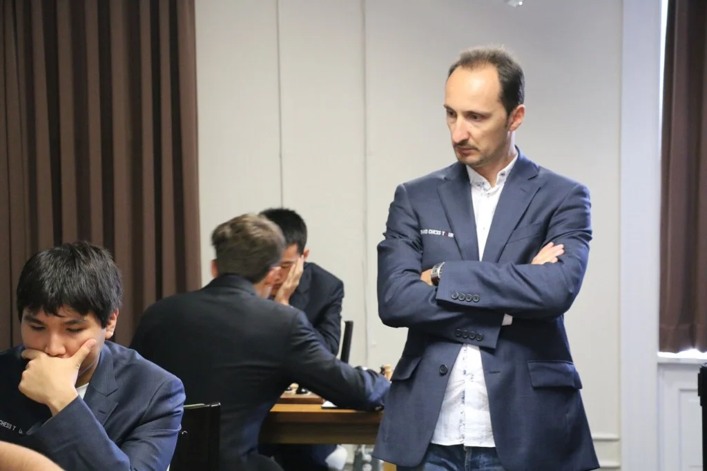 Sinquefield Cup 2016 Ronde 1 Veselin Topalov regarde Wesley So