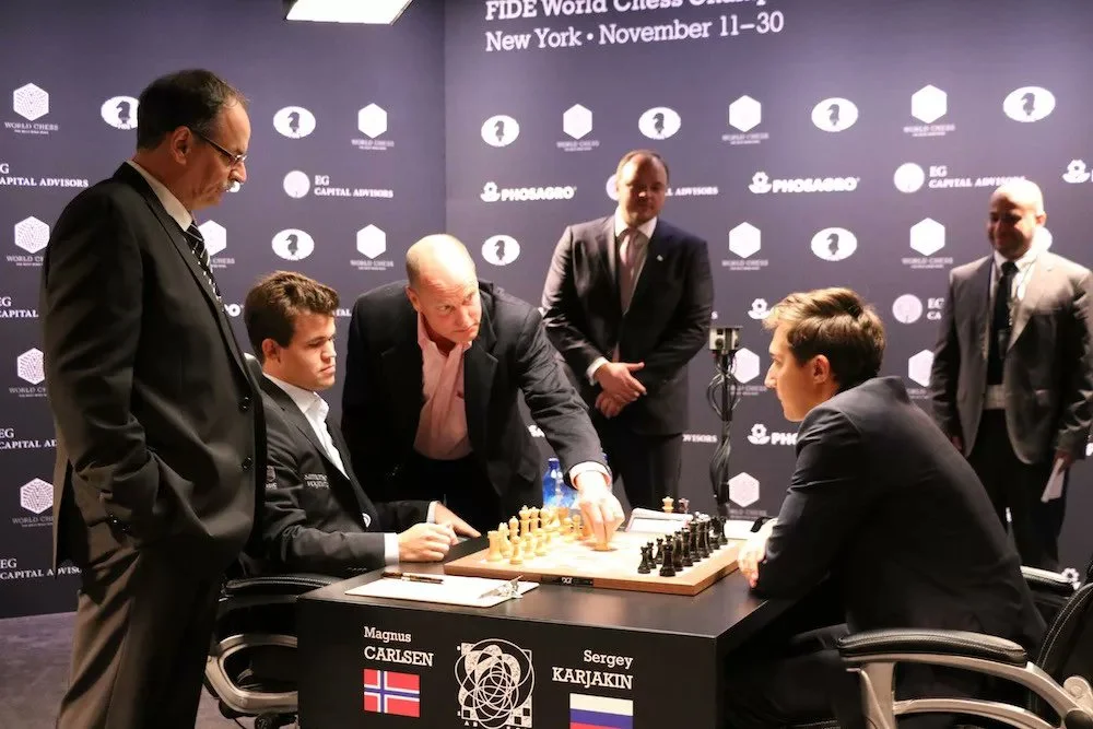Carlsen Karjakin et Woody Harrelson 2016 partie 1