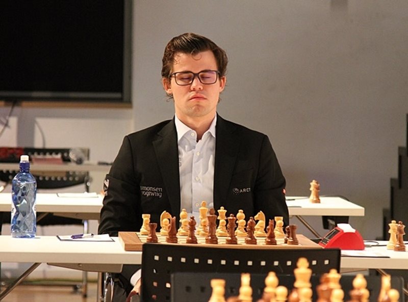 Grenke Chess Classic 2017 ronde 4 Magnus Carlsen concentration
