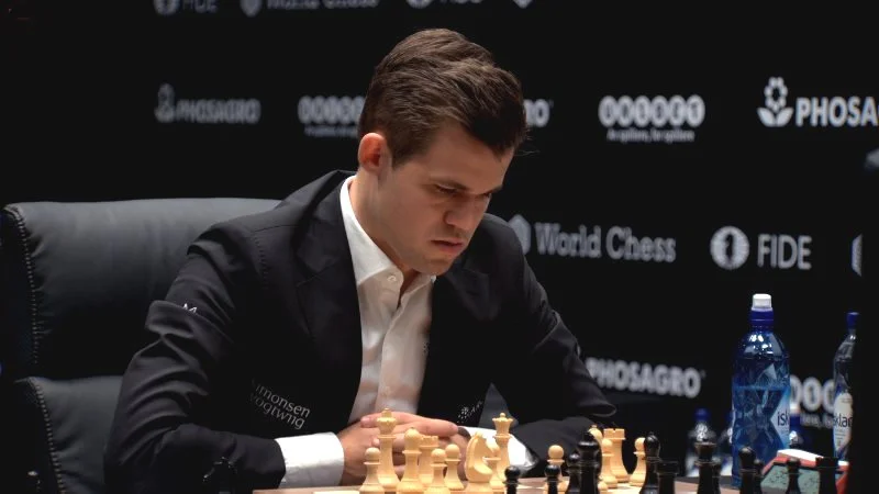 Championnat du Monde d'échecs 2018 partie 4 Magnus Carlsen coup 11