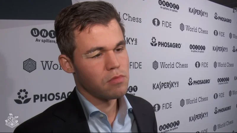 championnat-monde-echecs-2018-partie-9-proposition-nulleChampionnat du Monde d'échecs 2018 partie 9 Magnus Carlsen pansement