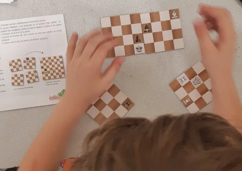 Un enfant joue à EnigMat