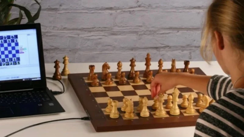 Les pièces de ce jeu d'échecs bougent toutes seules!