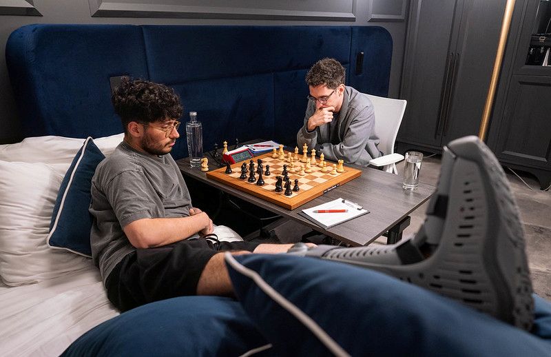 Alireza Firoujza sur son lit face à Fabiano Caruana au Super Chess Classic 2026